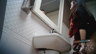 Nakatagong footage ng camera sa banyo ng mga babae (1)